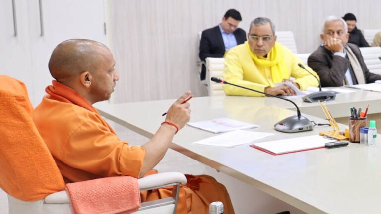 राजस्व विभाग की समीक्षा करते हुए मुख्यमंत्री जी ने दिए महत्वपूर्ण निर्देश