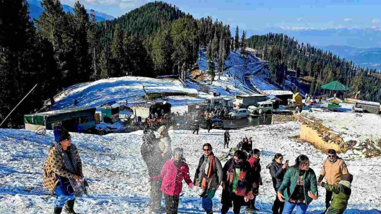 दिल्ली-यूपी में गलन भरी ठंड, पहाड़ों पर बर्फबारी और उत्तर भारत में कड़ाके की ठंड का असर