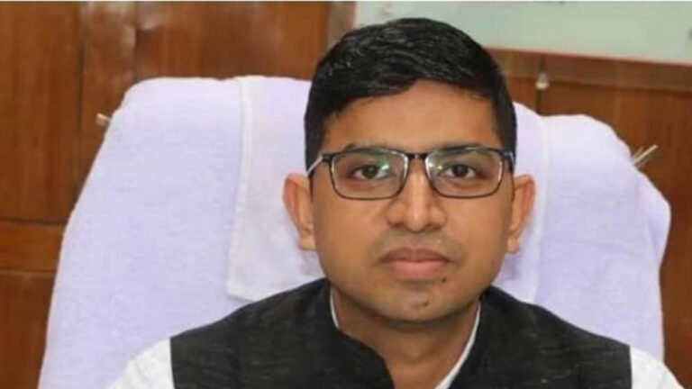 इंदौर नगर निगम में नया बदलाव: आईएएस क्षितिज सिंघल बने कमिश्नर, भागीरथपुरा कांड के बाद दिलीप यादव का स्थानांतरण