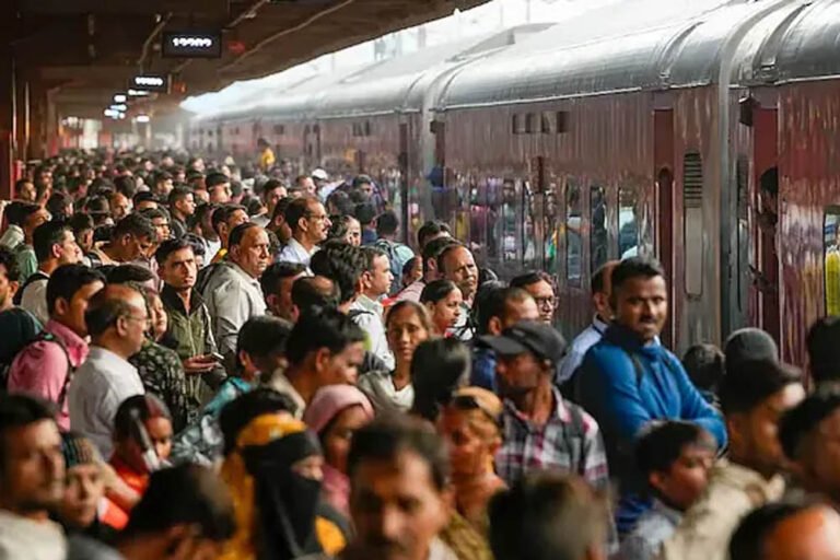 होली पर ट्रेनों में सीटें फुल, दिल्ली, मुंबई और गुजरात से यूपी-बिहार जाने वाली ट्रेनों में कंफर्म टिकट मिलना मुश्किल