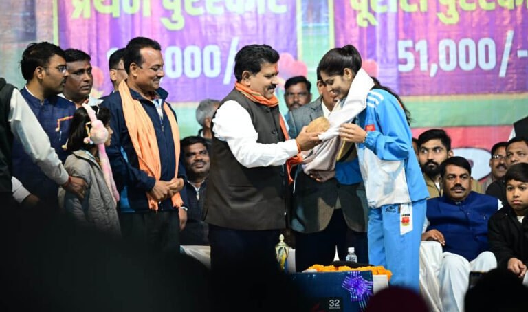 कवर्धा की बेटी रिया तिवारी को स्वर्ण पदक जीतने पर उपमुख्यमंत्री विजय शर्मा ने किया सम्मानित