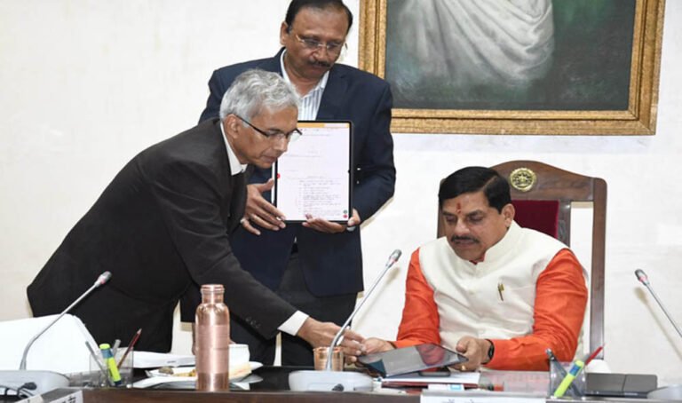 मोहन यादव की ई-कैबिनेट पहल: सभी 31 मंत्रियों को टैबलेट, अब कैबिनेट बैठकें होंगी पेपरलेस