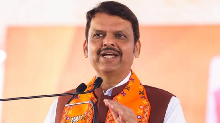 BMC मेयर चुनाव: फडणवीस का ऐलान, मराठी हिंदू ही होगा मेयर, पठान ने की थी बुर्के की चर्चा