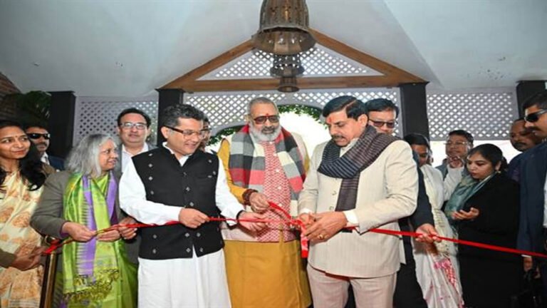 धार के पीएम मित्र पार्क में तेजी से हो रहा कार्य प्रशंसनीय : केन्द्रीय वस्त्र मंत्री सिंह