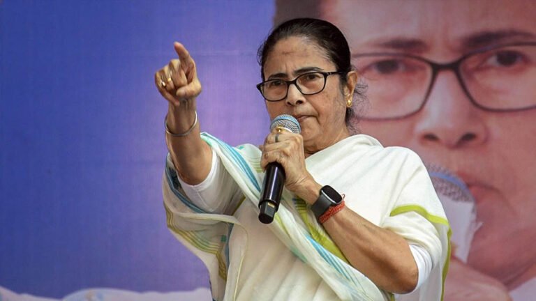 कोलकाता में ED की छापेमारी, ममता बनर्जी बोलीं – गृहमंत्री लोकतंत्र की रक्षा नहीं कर पा रहे