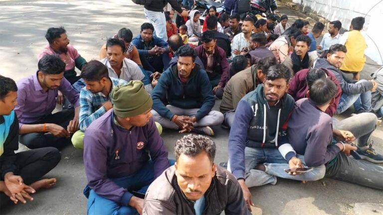 गृहमंत्री विजय शर्मा के बंगले के सामने पहुंचे CAF कैंडिडेट्स