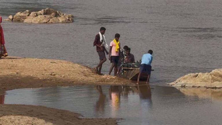 बीजापुर में इंद्रावती नदी पर नाव पलटने से परिवार के 4 लोग लापता