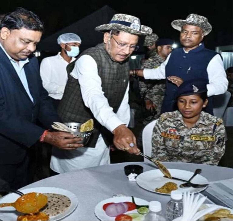 मुख्यमंत्री साय ने नारायणपुर में जवानों के साथ किया रात्रि भोज