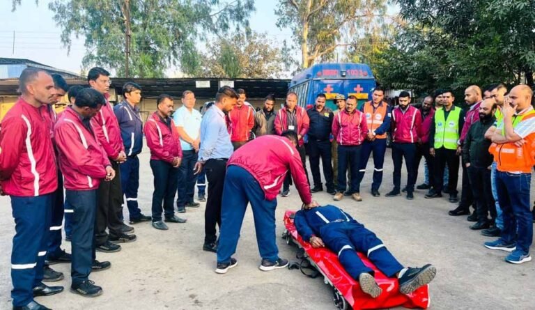 छत्तीसगढ़ पुलिस दे रही यात्रियों, चालकों एवं फील्ड स्टॉफ को आपात प्रबंधन का प्रशिक्षण