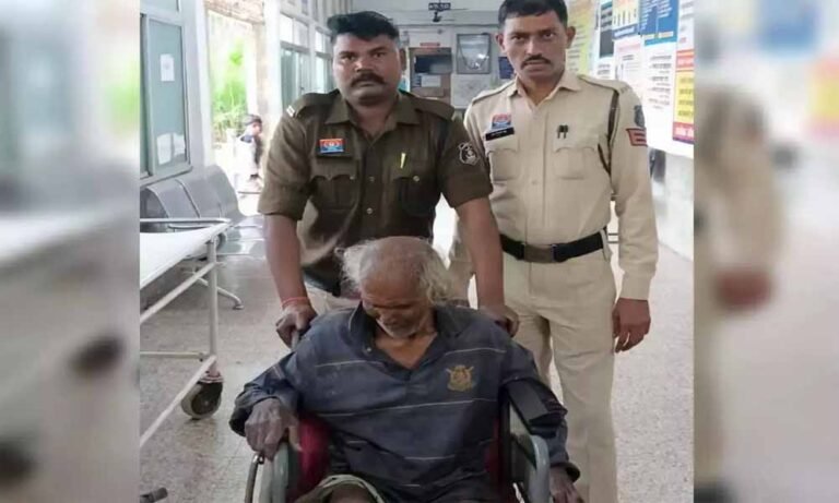 खेत-खार में ठंड से ठिठुर रहे बुजुर्ग की पुलिस ने बचाई जान