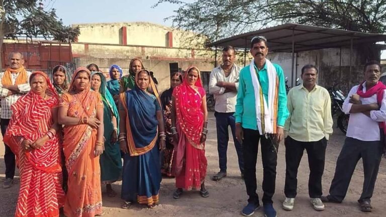 बगैर बायोमैट्रिक अटेंडेंस के आधे कर्मचारियों को मिल रहा वेतन