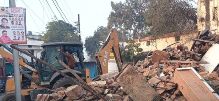 बच्ची से रेप के आरोपी का घर बुलडोजर से किया जमींदोज