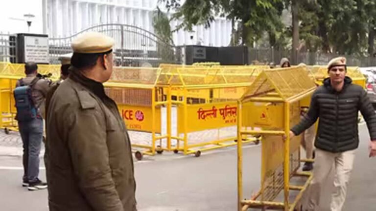 नए कानून को वापस लेने UGC मुख्यालय पर छात्रों का भारी प्रदर्शन