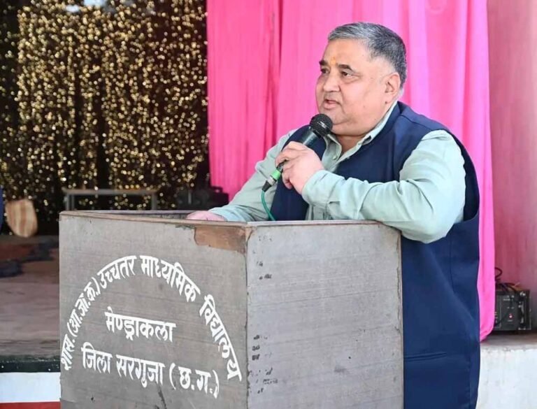 मेंड्रॉकला स्कूल में सरस्वती साइकिल योजना के तहत छात्राओं को साइकिल मिली