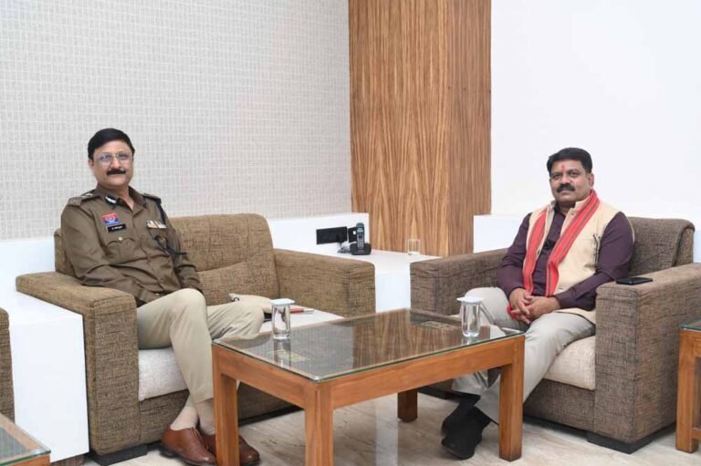 नवनियुक्त पुलिस कमिश्नर संजीव शुक्ला ने उपमुख्यमंत्री विजय शर्मा से भेंट की