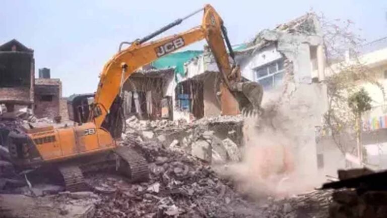 राजस्थान के करौली में कुख्यात सटोरिए रशीद के घर पर चला बुलडोजर