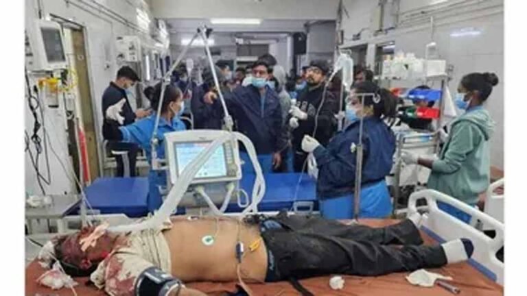 गुजरात में इनोवा के ऊपर ट्रक पलटने से 7 राजस्थानियों की मौत