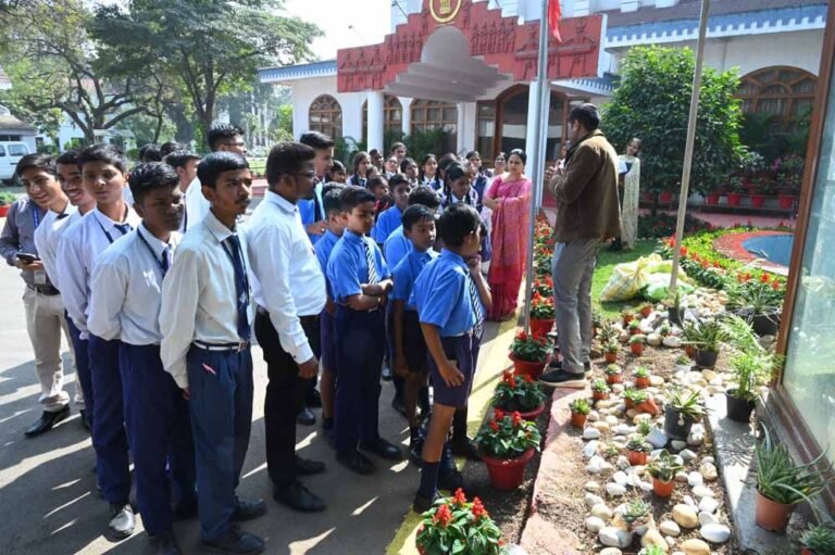 लोकतंत्र से साक्षात्कार: स्कूल के विद्यार्थियों ने देखा लोकभवन