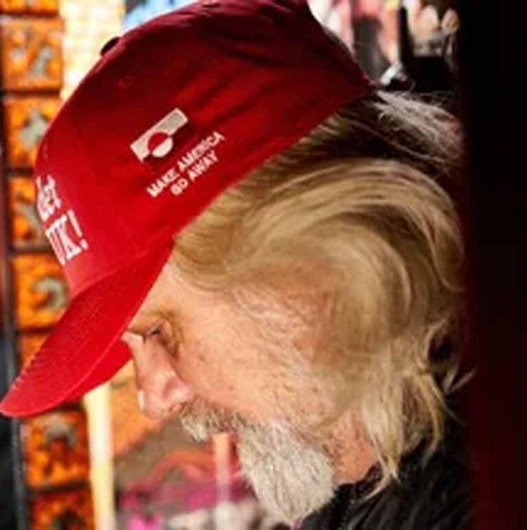 डोनाल्ड ट्रंप के नारे की टोपियां लगाकर ग्रीनलैंड में मजाक बना रहे लोग