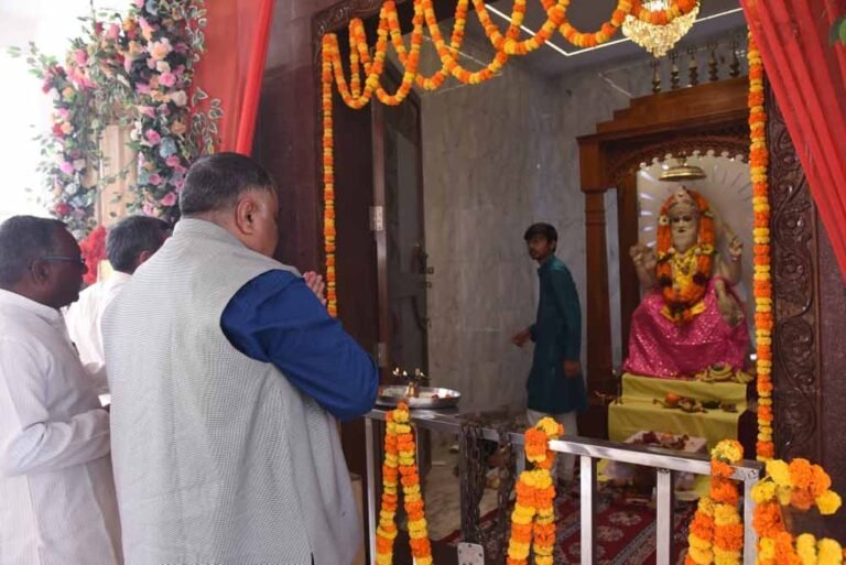 अंबिकापुर में मंत्री राजेश अग्रवाल की पूजा-अर्चना, छत्तीसगढ़ की सुख-समृद्धि की प्रार्थना