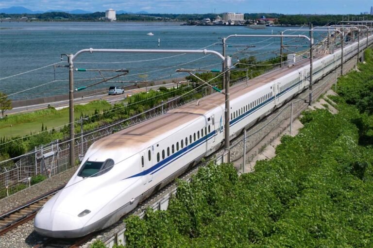 वंदे भारत स्लीपर और बुलेट ट्रेन का इंतजार खत्म, गुवाहाटी-कोलकाता होगा पहला रूट, अश्विनी वैष्णव ने किया एलान