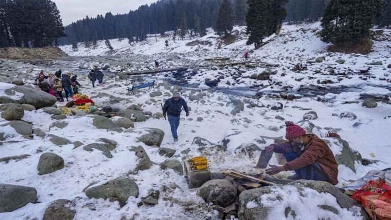 चिल्लई कलां की शुरुआत से ठिठुरा कश्मीर, माइनस में तापमान, बर्फ की चादर बनी डल लेक
