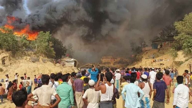 रोहिंग्या शिविर में त्रासदी: आग ने झोपड़ियां जलाकर हजारों शरणार्थियों को घर से बेदखल किया