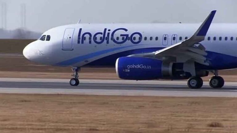 उड़ते विमान के बाथरूम में मिली धमकी, बम की सूचना के बाद लखनऊ में इमरजेंसी लैंडिंग