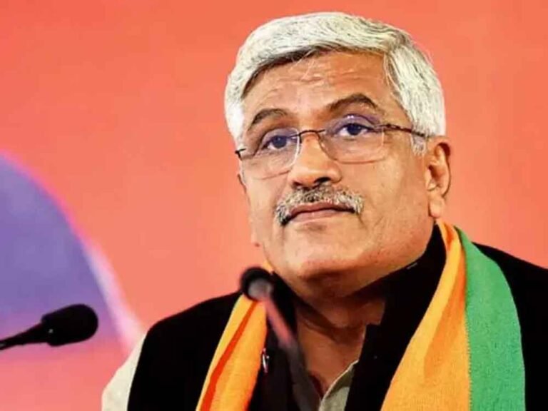 पलक्कड़ में केंद्रीय मंत्री गजेंद्र सिंह शेखावत का अनोखा अंदाज: कुर्सी नहीं, जमीन पर बैठक