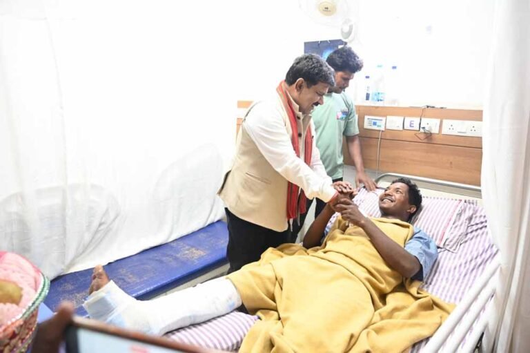 आईईडी ब्लास्ट में घायल जवानों से अस्पताल में की मुलाकात