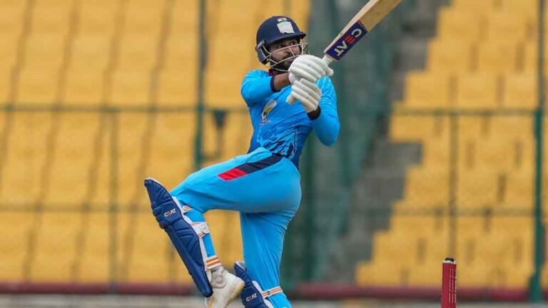 तीसरा विकेट गिरते ही बढ़ी चिंता, अय्यर रहे नाकाम, कोहली-राहुल ने संभाली पारी