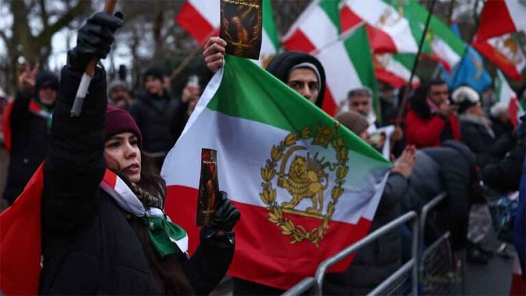 ब्रिटेन में भड़का ईरान विरोध, दूतावास पर लगा झंडा उतारकर किया गया विरोध प्रदर्शन