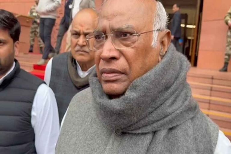 विमान हादसे ने राजनीतिक हलचल बढ़ाई, खड़गे बोले- सच्चाई सामने आनी चाहिए