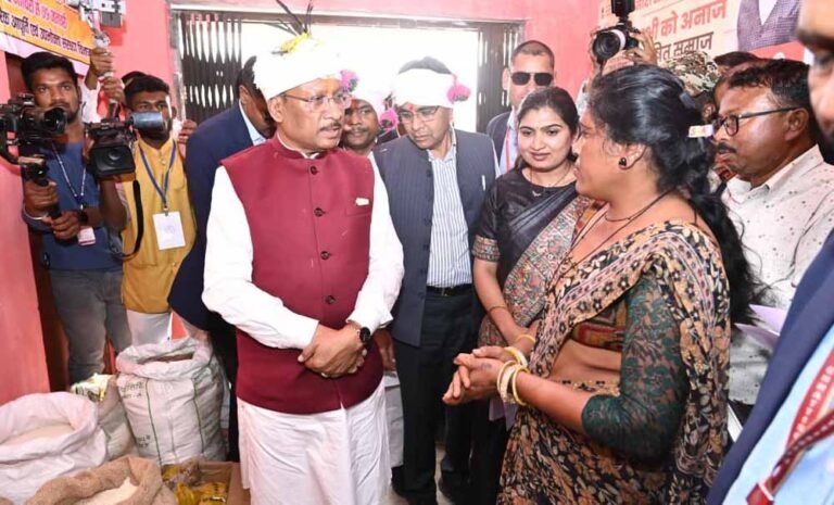 मुख्यमंत्री   विष्णु देव साय बालक आश्रम के निरीक्षण के दौरान मौके पर ही दी स्वीकृति