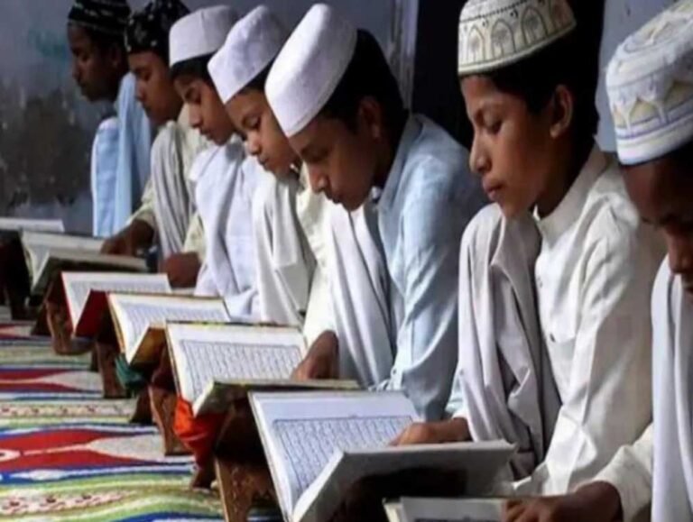 यूपी में दो मदरसों की मान्यता रद्द, शमशुल हुदा का लंदन से वेतन-पेंशन लेने का मामला सामने