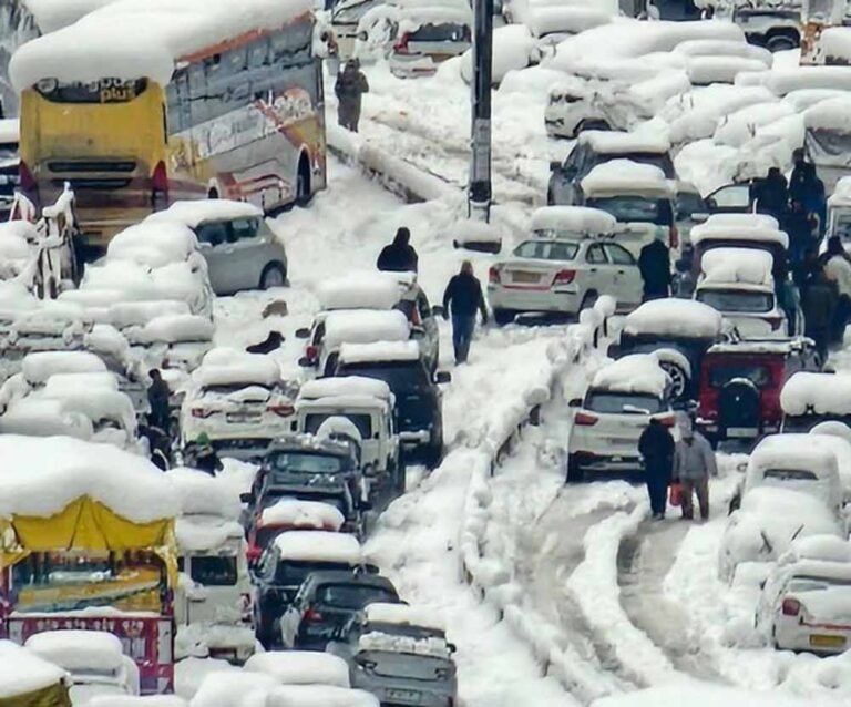 पर्यटन नगरी बनी मुसीबत नगरी: मनाली में 15 KM ट्रैफिक जाम, ठप हुई बिजली-पानी व्यवस्था