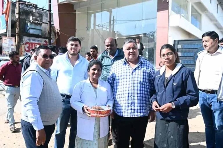 राजेश अग्रवाल ने मोबाइल मेडिकल यूनिट से स्वास्थ्य सेवा को किया सशक्त