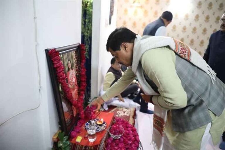 मुख्यमंत्री डॉ. यादव ने डॉ. उत्तम यादव के निवास पहुँचकर शोक संवेदना व्यक्त कर दी श्रद्धांजलि