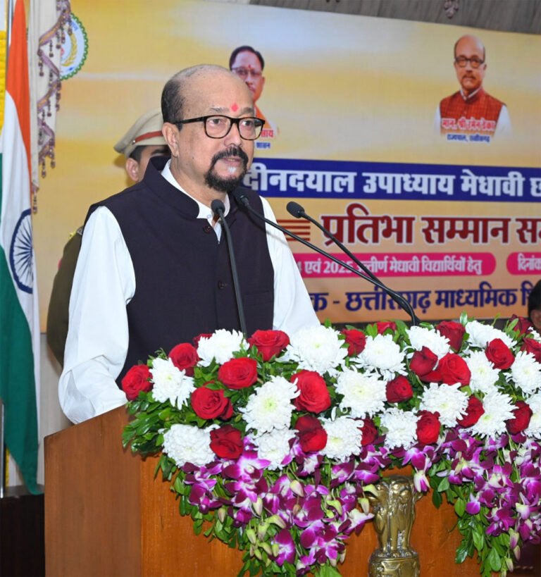 श्री रमेन डेका और श्री विष्णुदेव साय ने 10वीं-12वीं परीक्षा के टॉपर छात्रों को किया सम्मानित