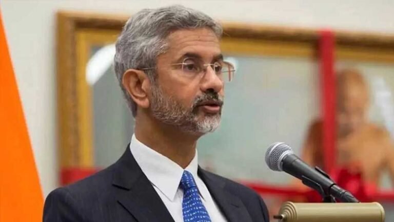 कुछ बड़ा होने की आशंका: भारत ने बांग्लादेश से अपने राजनयिकों के परिवारों को सुरक्षित वापस लाया