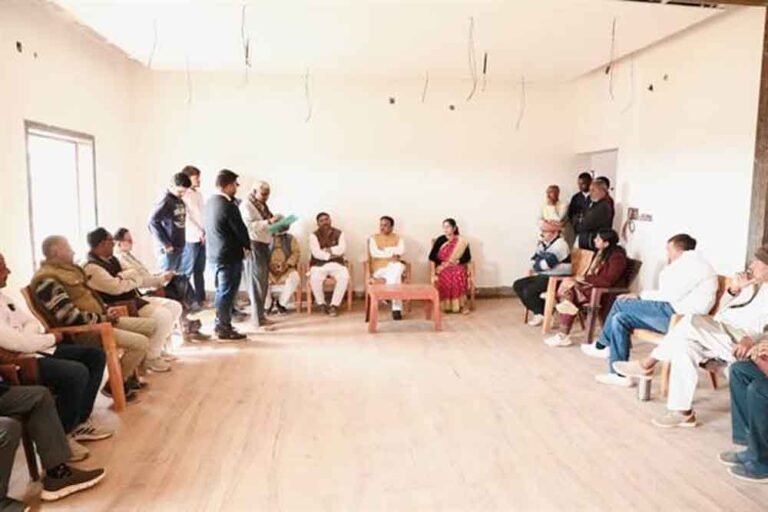 निर्माण कार्यों को तत्परता से पूरा कराएं : उप मुख्यमंत्री