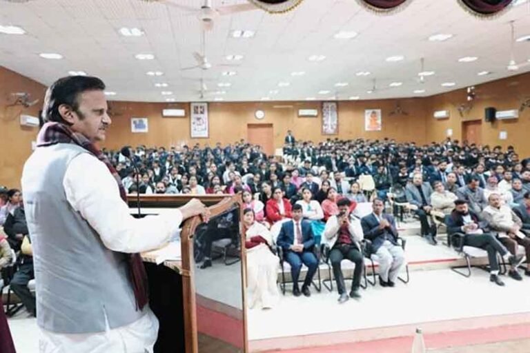 युवा नवाचार करें, अनुसंधान करें और प्रदेश को सतत विकास की ओर ले जाने के लिये आयें आगे : उप मुख्यमंत्री शुक्ल