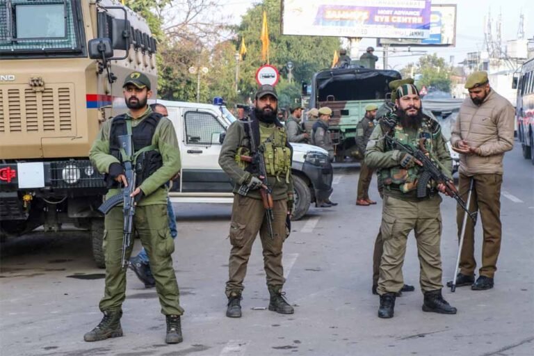 Republic Day से पहले किले में तब्दील जम्मू-कश्मीर, जगह-जगह पुलिस और सुरक्षाबलों की तैनाती