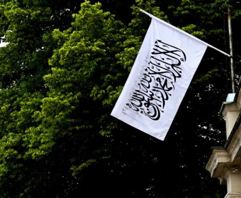 तालिबान सरकार के फैसले से विवाद, मौलाना–मौलवी को कानूनी छूट पर सवाल