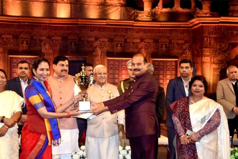 राज्यस्तरीय समारोह में उच्च शिक्षा विभाग की झांकी को दूसरा स्थान, मंत्री परमार ने दी शुभकामनाएं