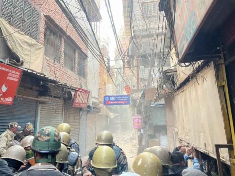 दालमंडी क्षेत्र में ध्वस्तीकरण अभियान शुरू, कानून-व्यवस्था को लेकर पुलिस अलर्ट