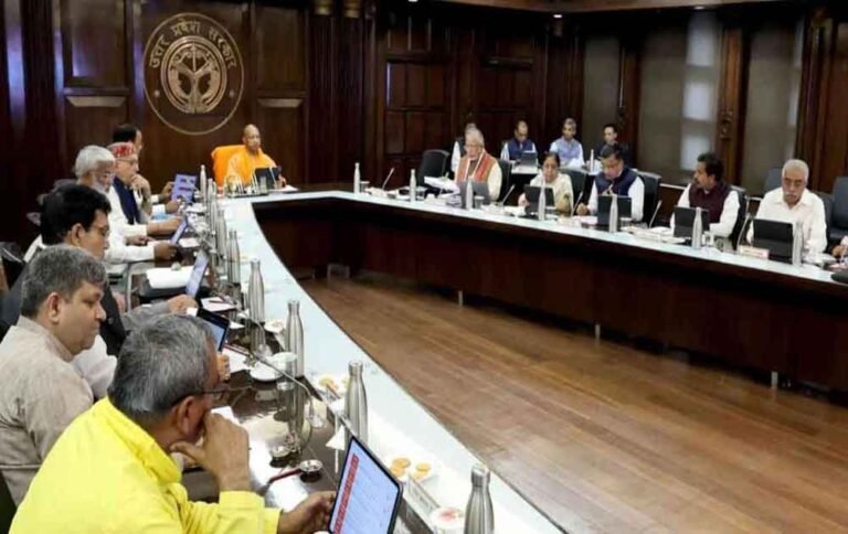 योगी सरकार का शिक्षा वर्ग पर मेगा फैसला: इलाज कैशलेस, 30 अहम प्रस्तावों पर लगी मुहर