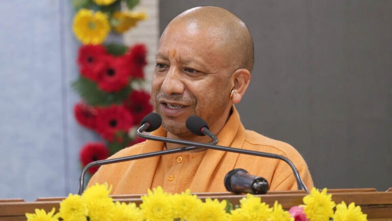 CM योगी का बयान: काशी में मूर्ति तोड़ने का आरोप झूठा, AI के जरिए फैलाया जा रहा भ्रम