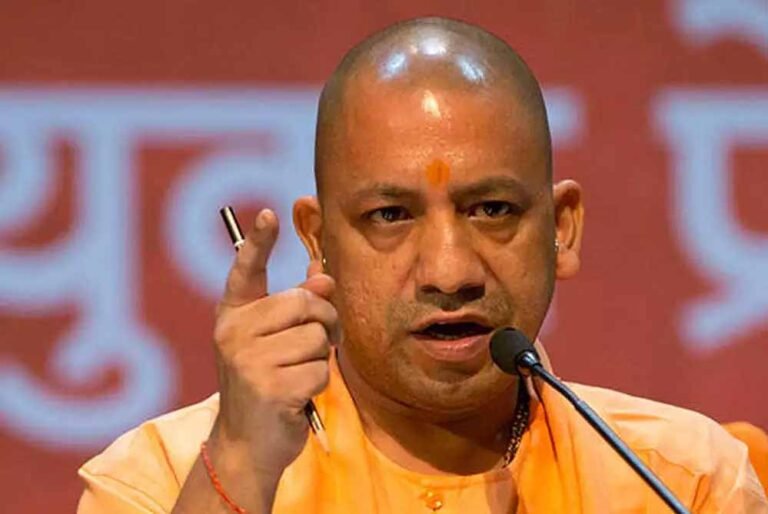 योगी आदित्यनाथ की अपील: अधिकारी फील्ड पर उतरें, श्रद्धालुओं को किसी भी प्रकार की असुविधा न हो