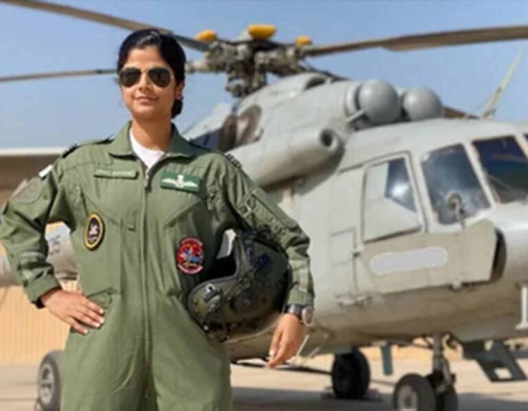 आसमान में स्वाति का कमाल: Mi-17V5 फ्लाईपास्ट लीड कर बेटियों के लिए बनीं मिसाल